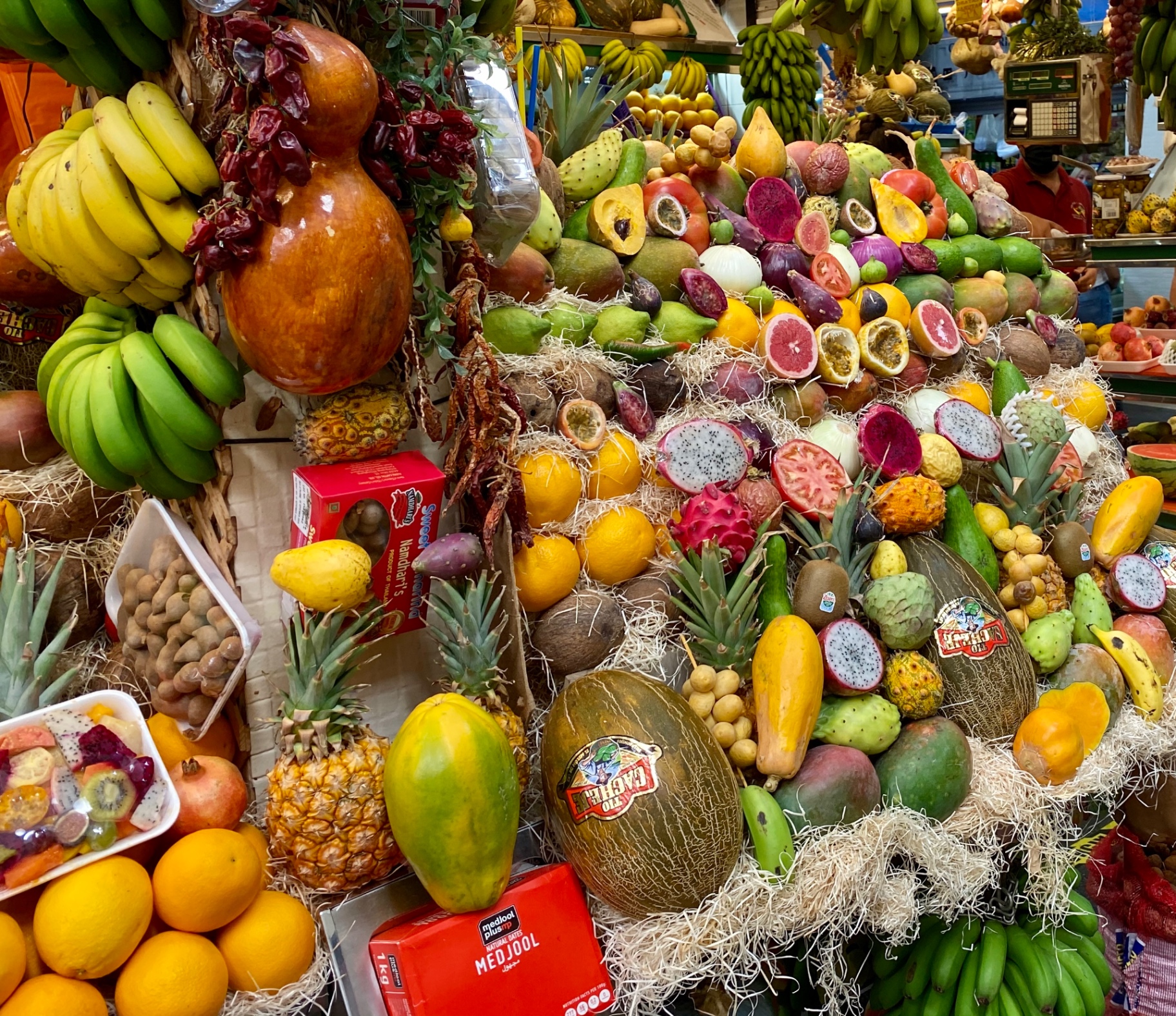 Tropischer Obstmarkt mit exotischen Früchten