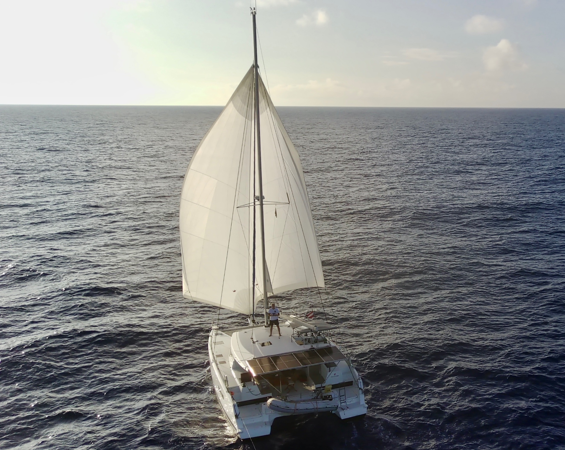 Infinity unter Segeln, aus der Luft aufgenommen