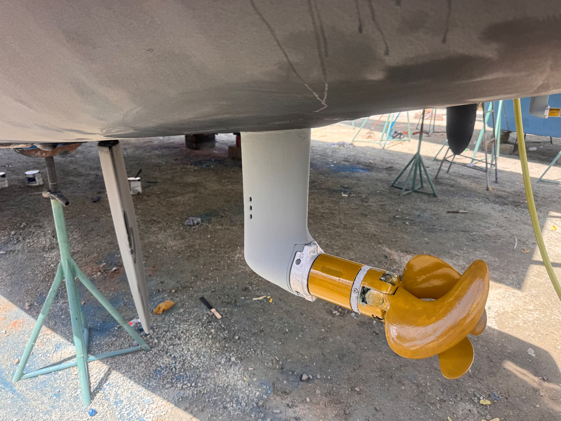 Frisch überholter Saildrive mit Propeller
