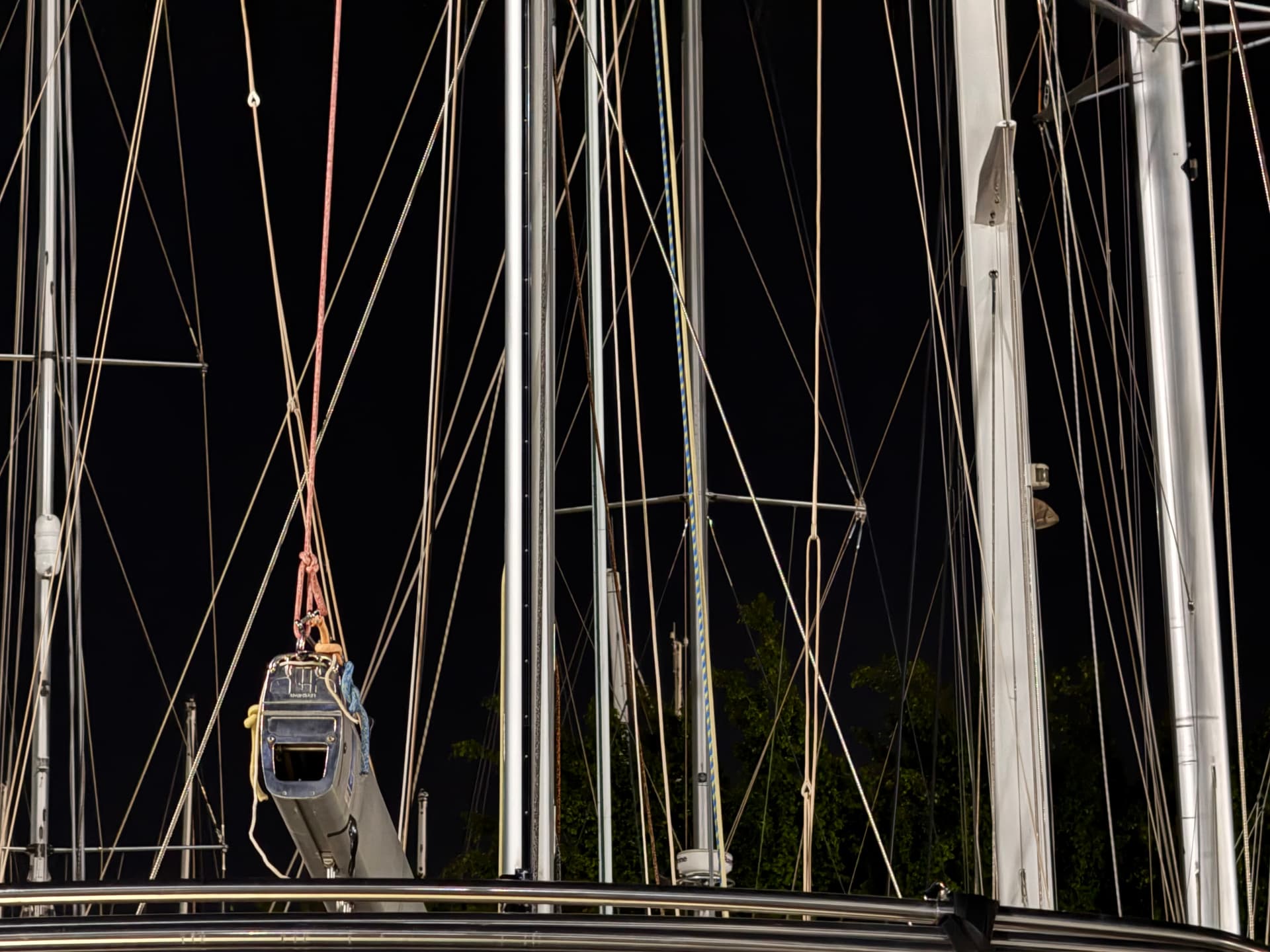 Masten der Werft bei Nacht